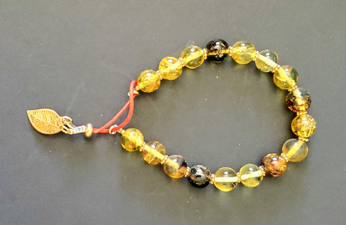 Pulsera de piedras ambar con detale de pluma